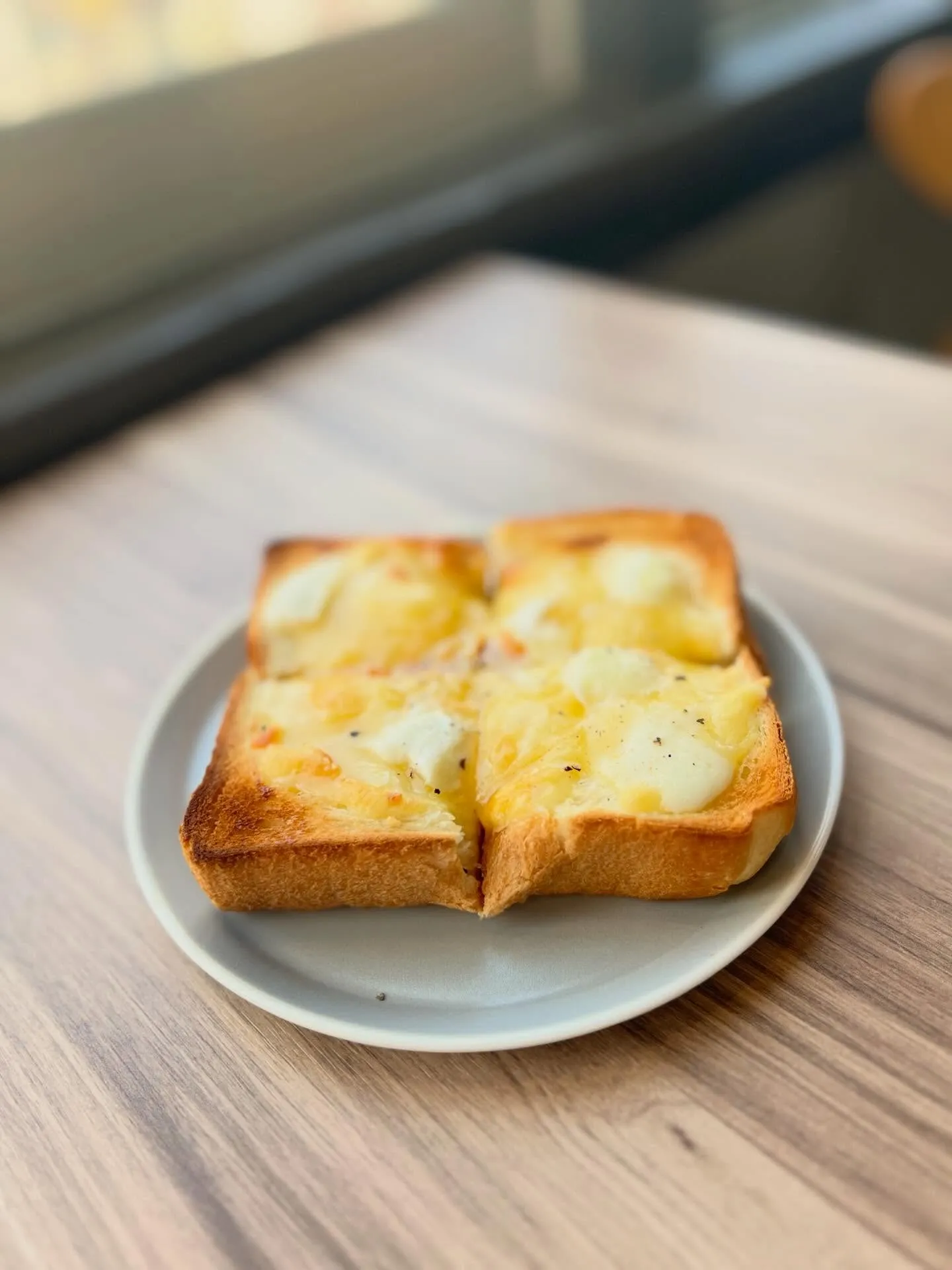 朝のハニーチーズトースト。